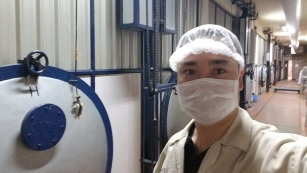 El director técnico de IKE visita los alimentos plantas de procesamiento en el Medio Oriente 