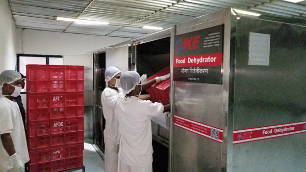  El director técnico de IKE visita la fábrica de procesamiento de alimentos en Oriente Medio 