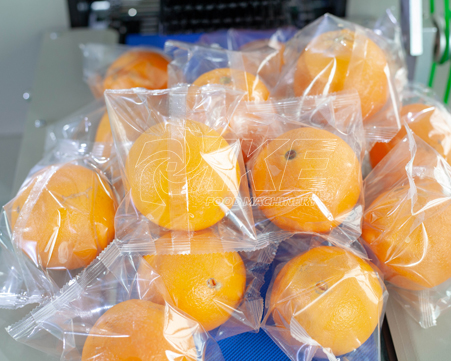 ¿Cómo se envasan rápidamente en lotes las naranjas del supermercado de frutas?cid=27