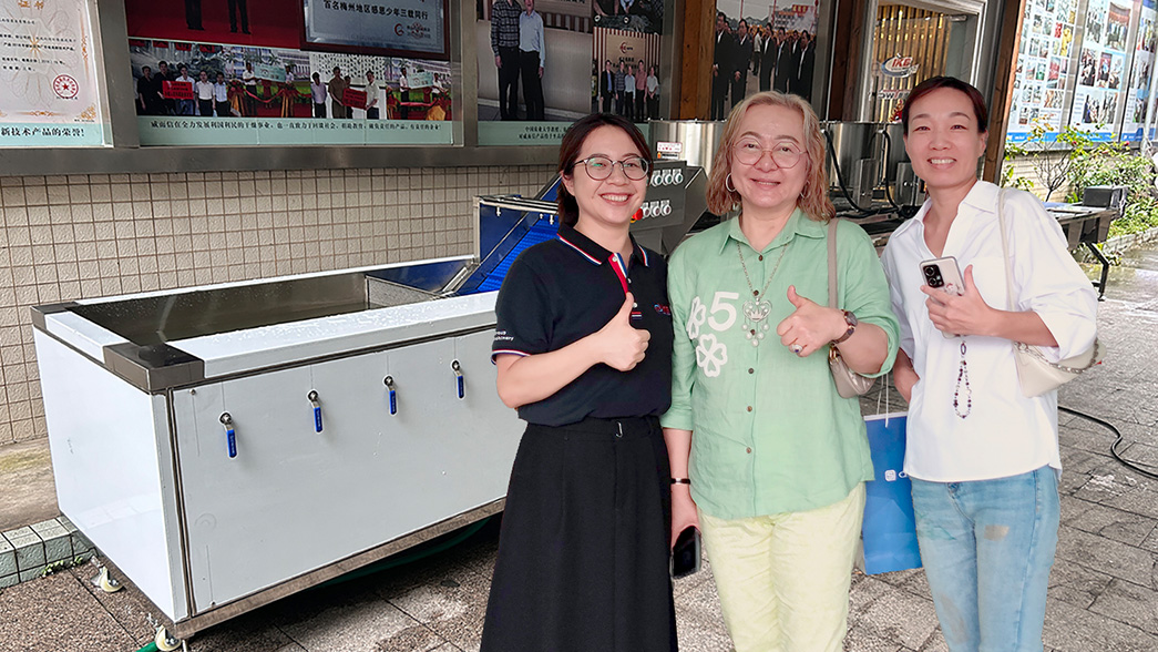 Cliente tailandés visita la fábrica de IKE para inspeccionar la máquina de lavado de frutas y verduras